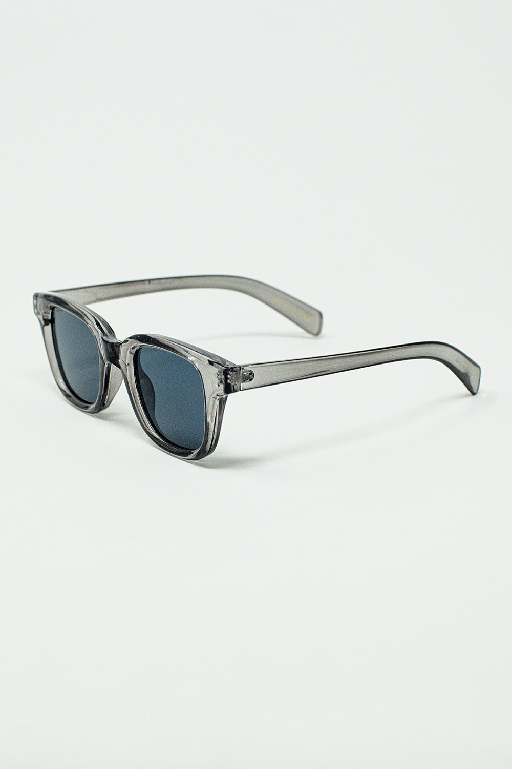 Gafas de sol retro redondas con lente negra ahumada y montura gris transparente Q2