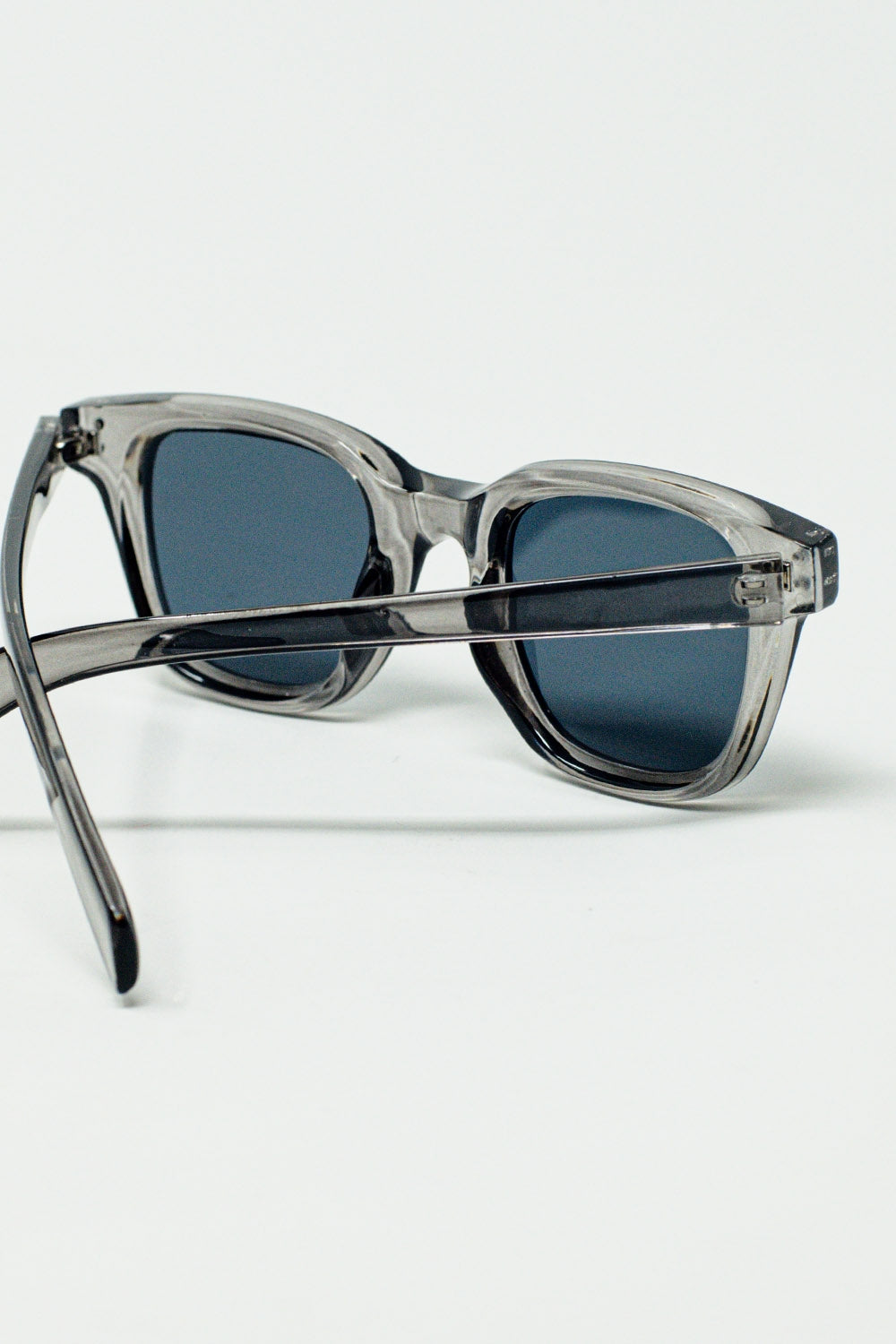 Gafas de sol retro redondas con lente negra ahumada y montura gris transparente Q2