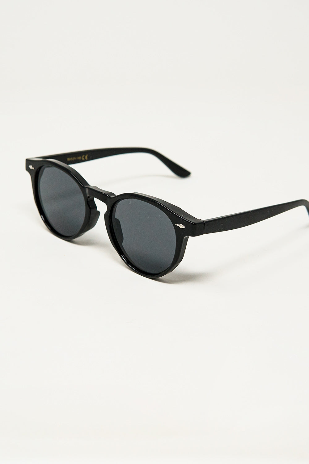 Gafas de sol retro redondas con lentes ahumadas en negro Q2