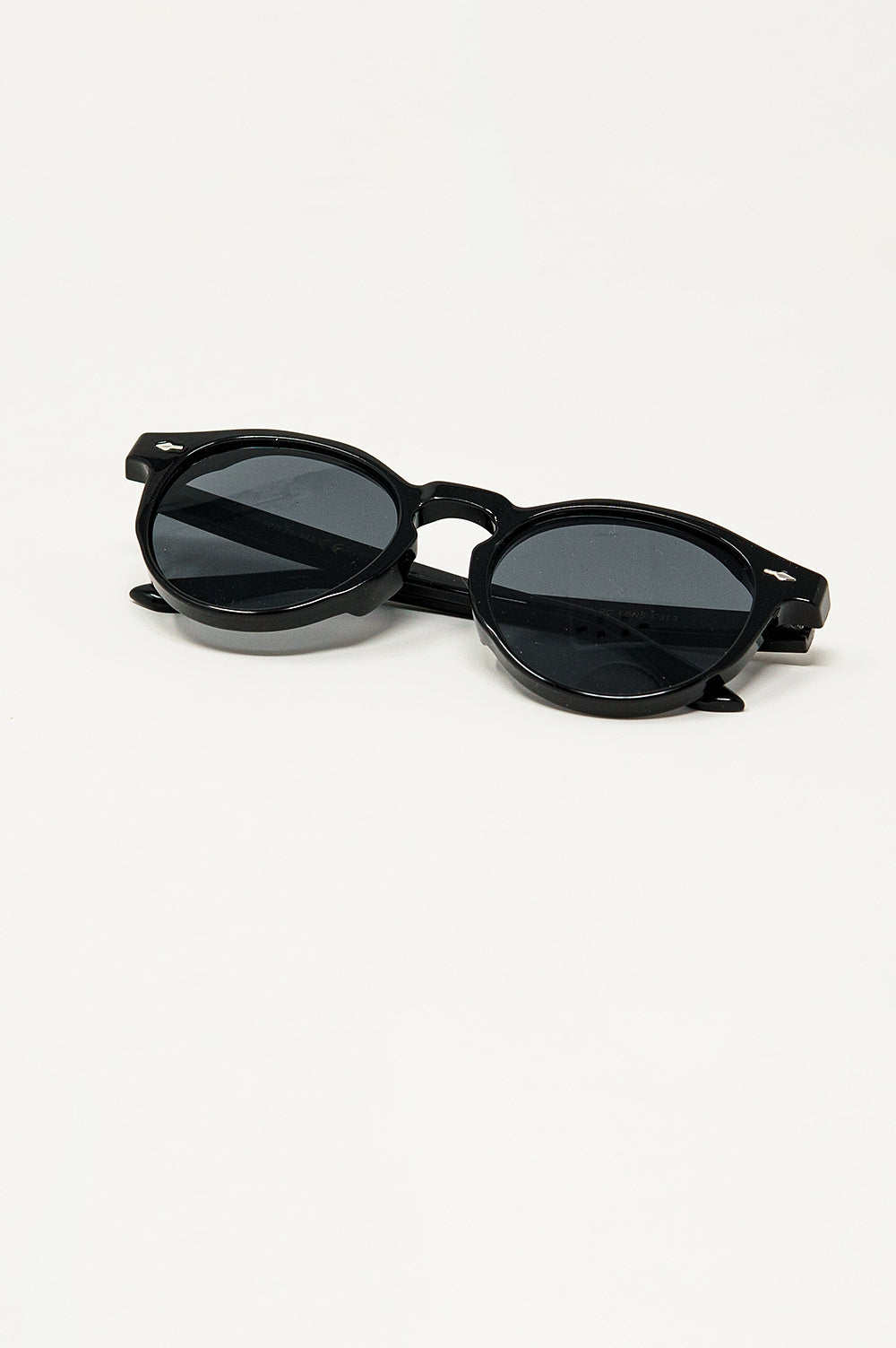 Gafas de sol retro redondas con lentes ahumadas en negro Q2