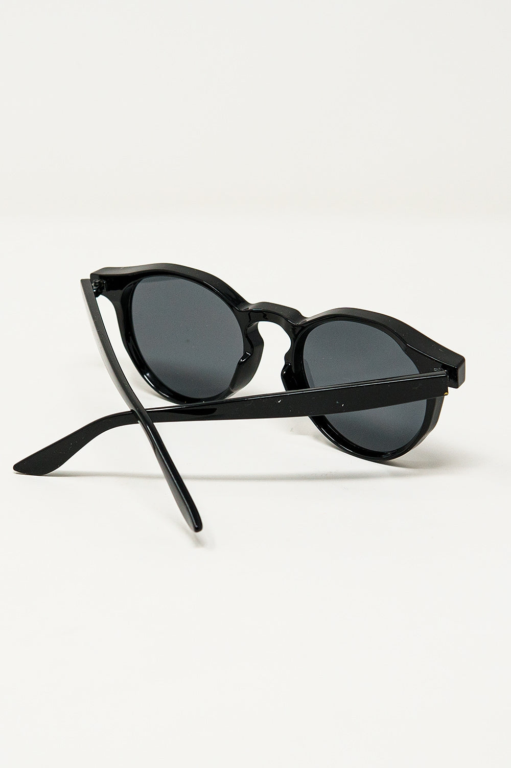 Gafas de sol retro redondas con lentes ahumadas en negro Q2