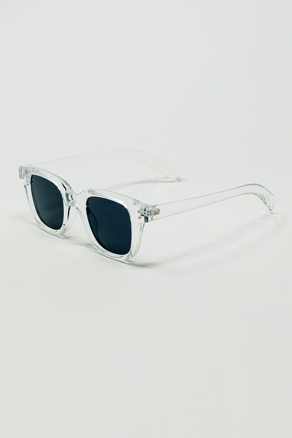 Gafas de sol retro redondas con lentes ahumadas negras y montura transparente Q2