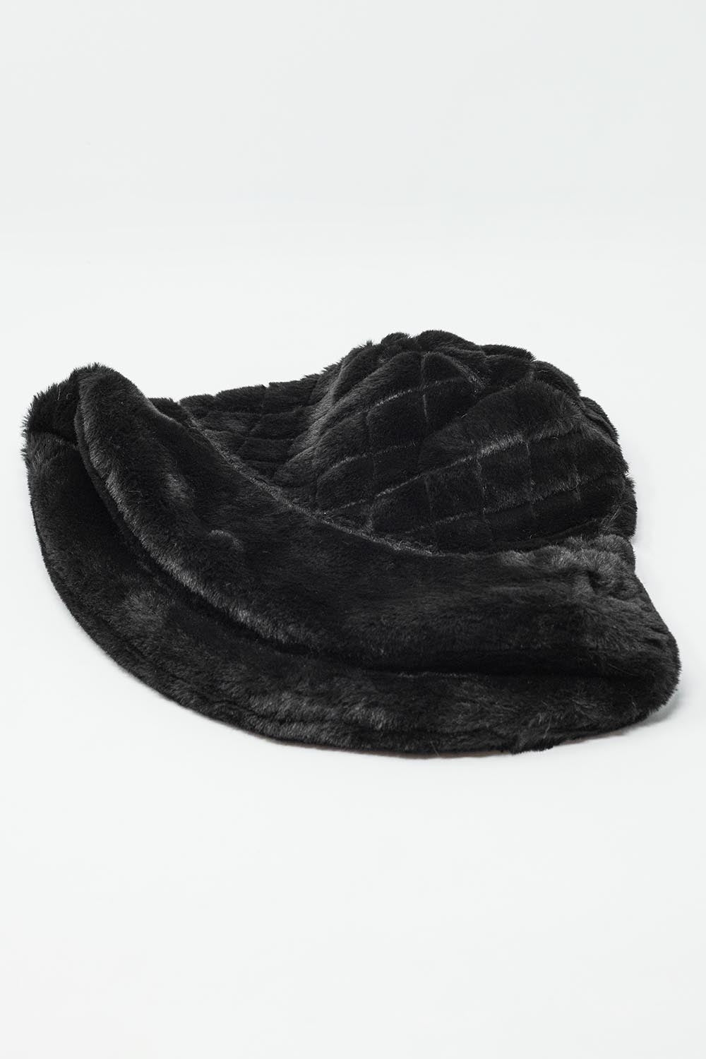 Gorro acolchado de piel sintética negra Q2