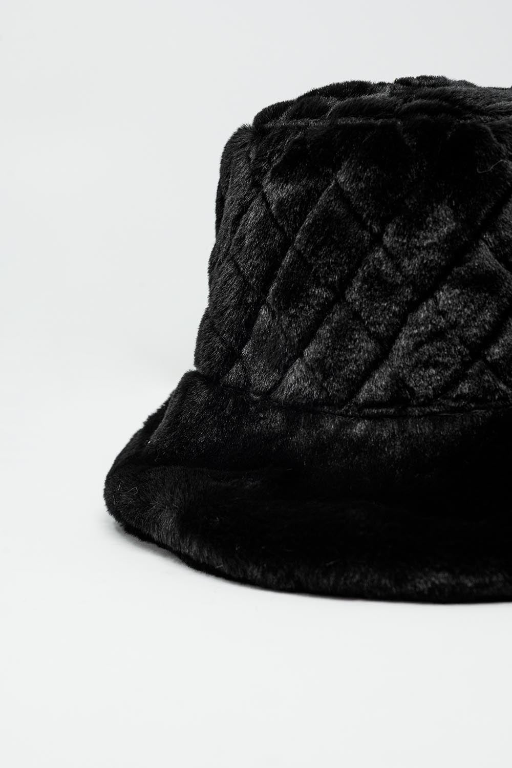 Gorro acolchado de piel sintética negra Q2