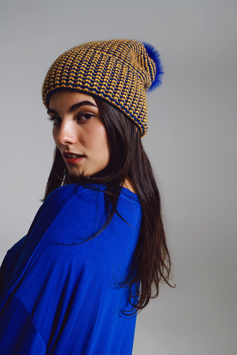 Gorro de punto con pompón en azul y amarillo Q2