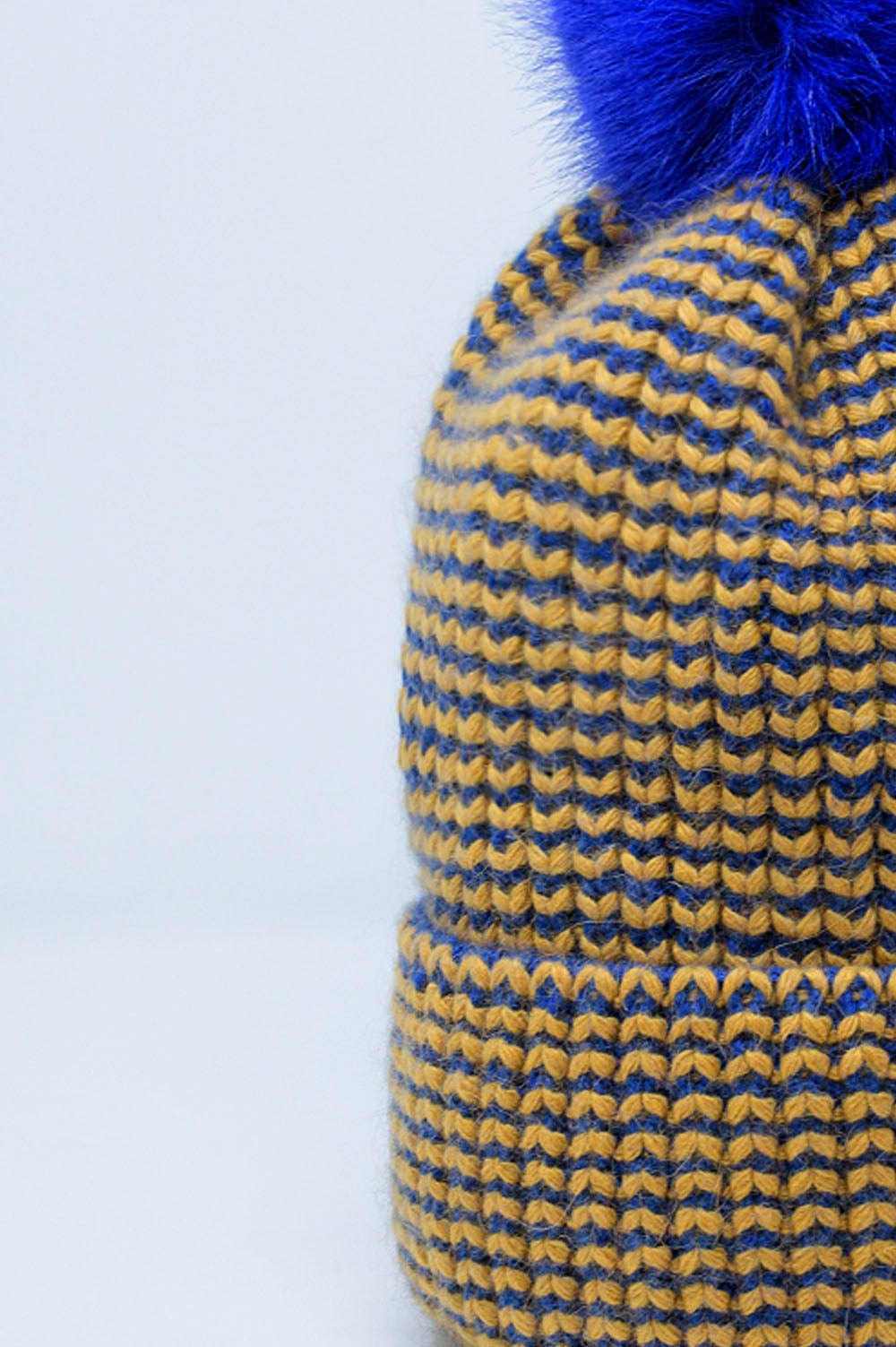 Gorro de punto con pompón en azul y amarillo Q2