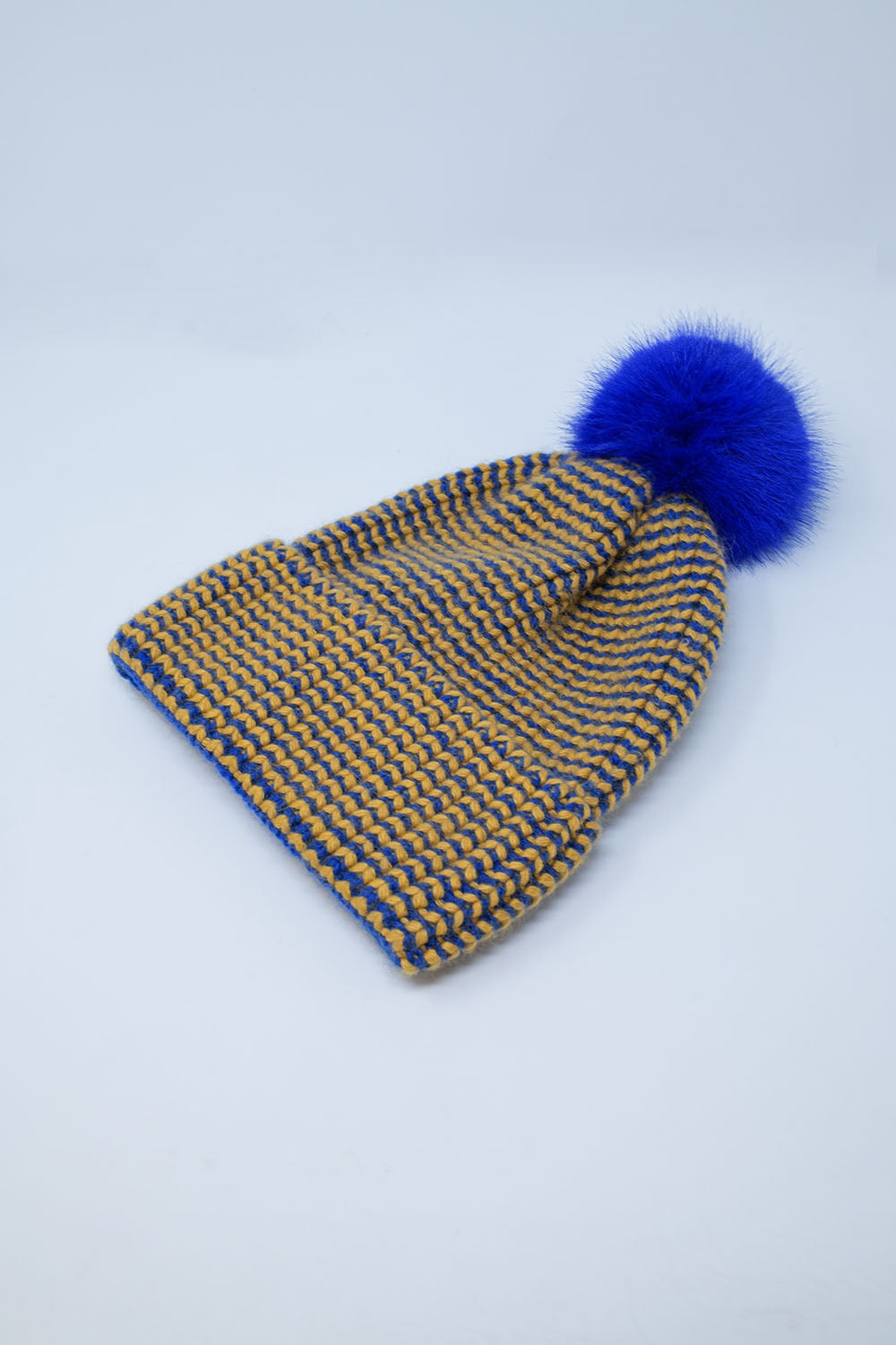 Gorro de punto con pompón en azul y amarillo Q2