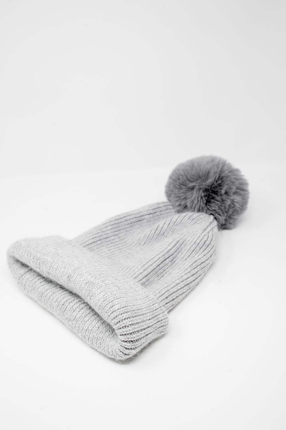 Gorro gris de punto con pompón Q2