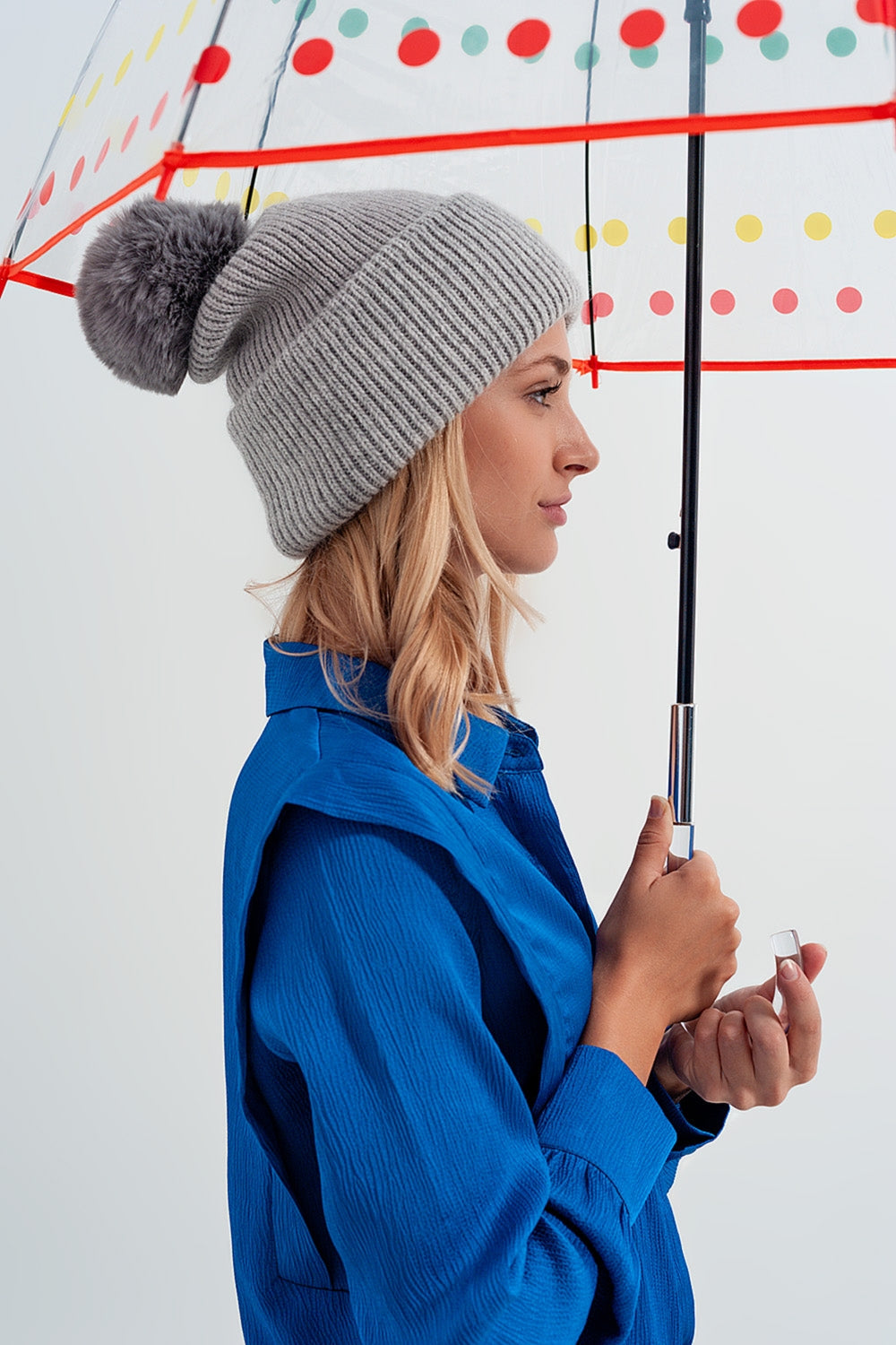 Gorro gris de punto con pompón Q2