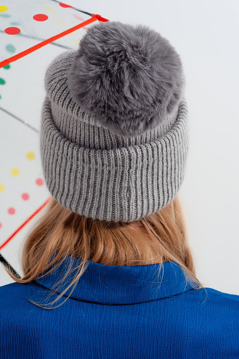 Gorro gris de punto con pompón Q2