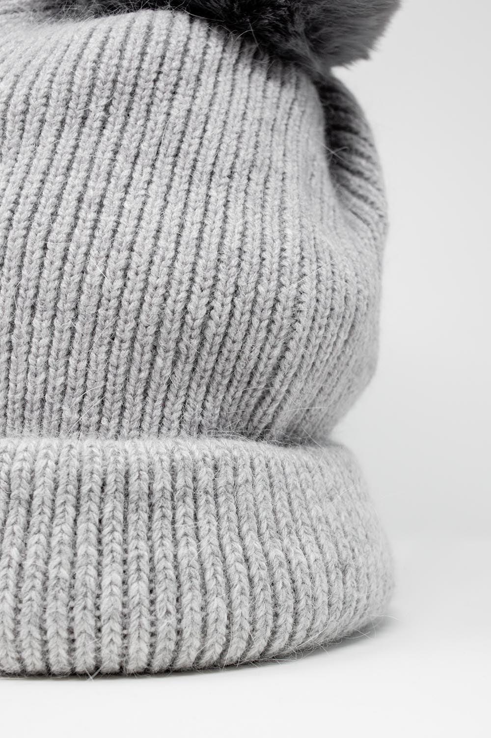 Gorro gris de punto con pompón Q2