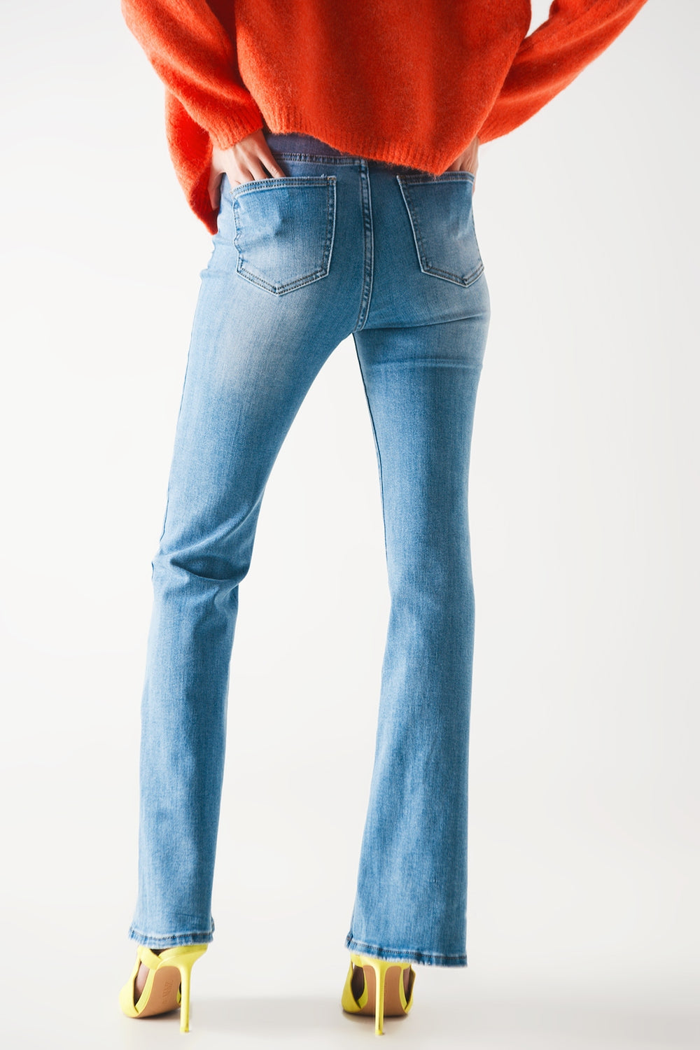 Jeans acampanados altos de los años 70 en lavado claro con elasticidad Q2