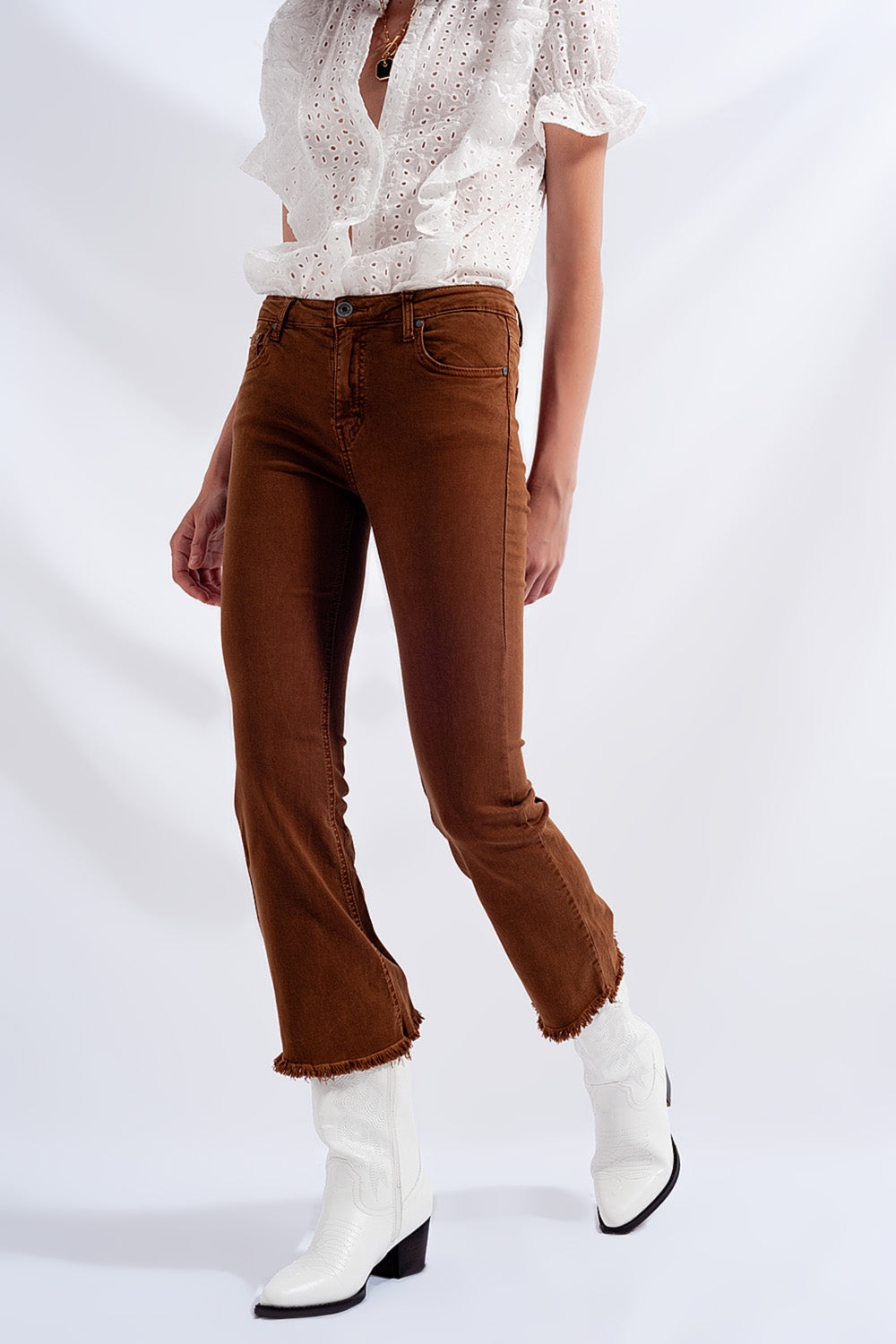 Jeans acampanados con dobladillo sin rematar en marrón Q2