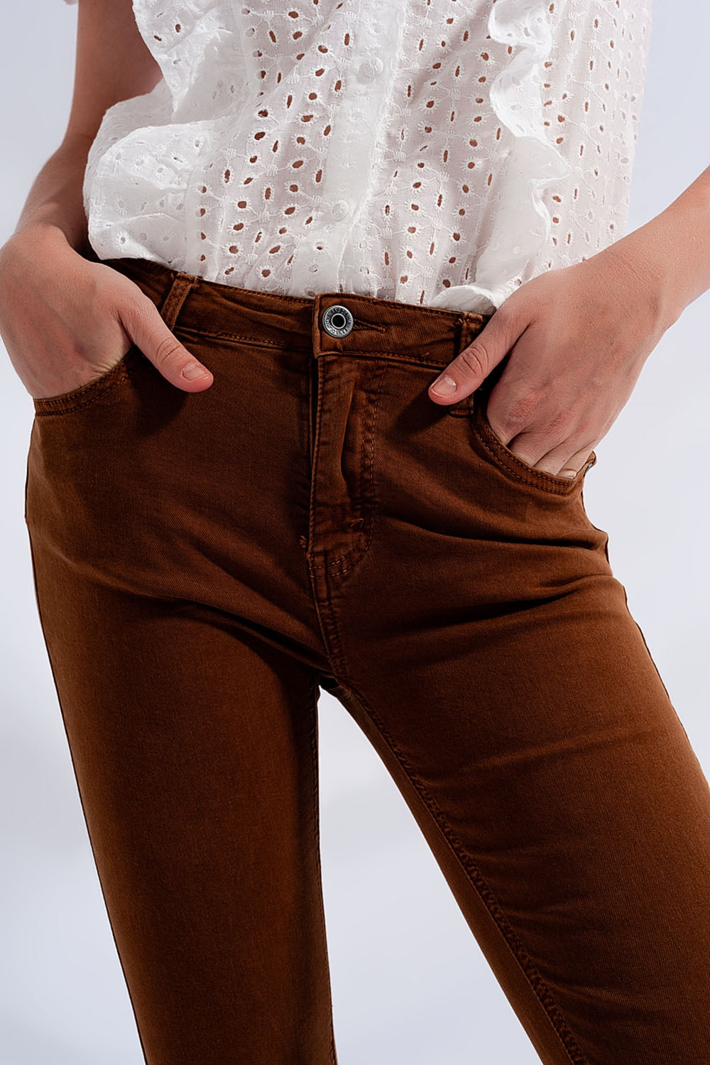 Jeans acampanados con dobladillo sin rematar en marrón Q2