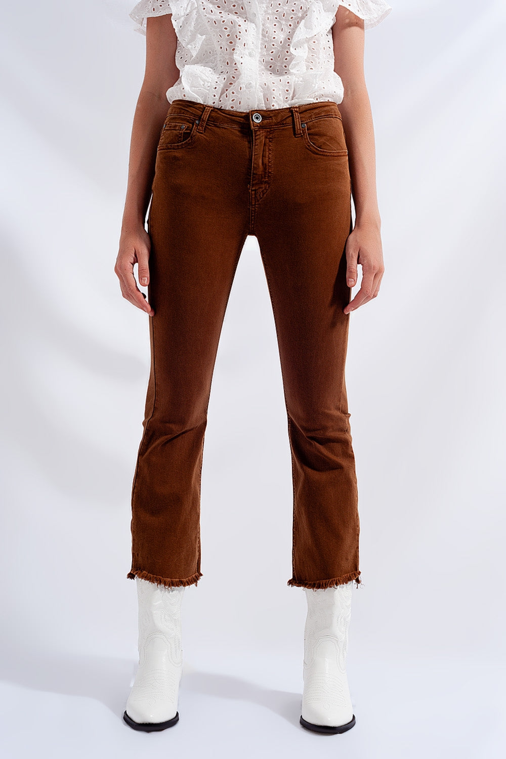 Jeans acampanados con dobladillo sin rematar en marrón Q2