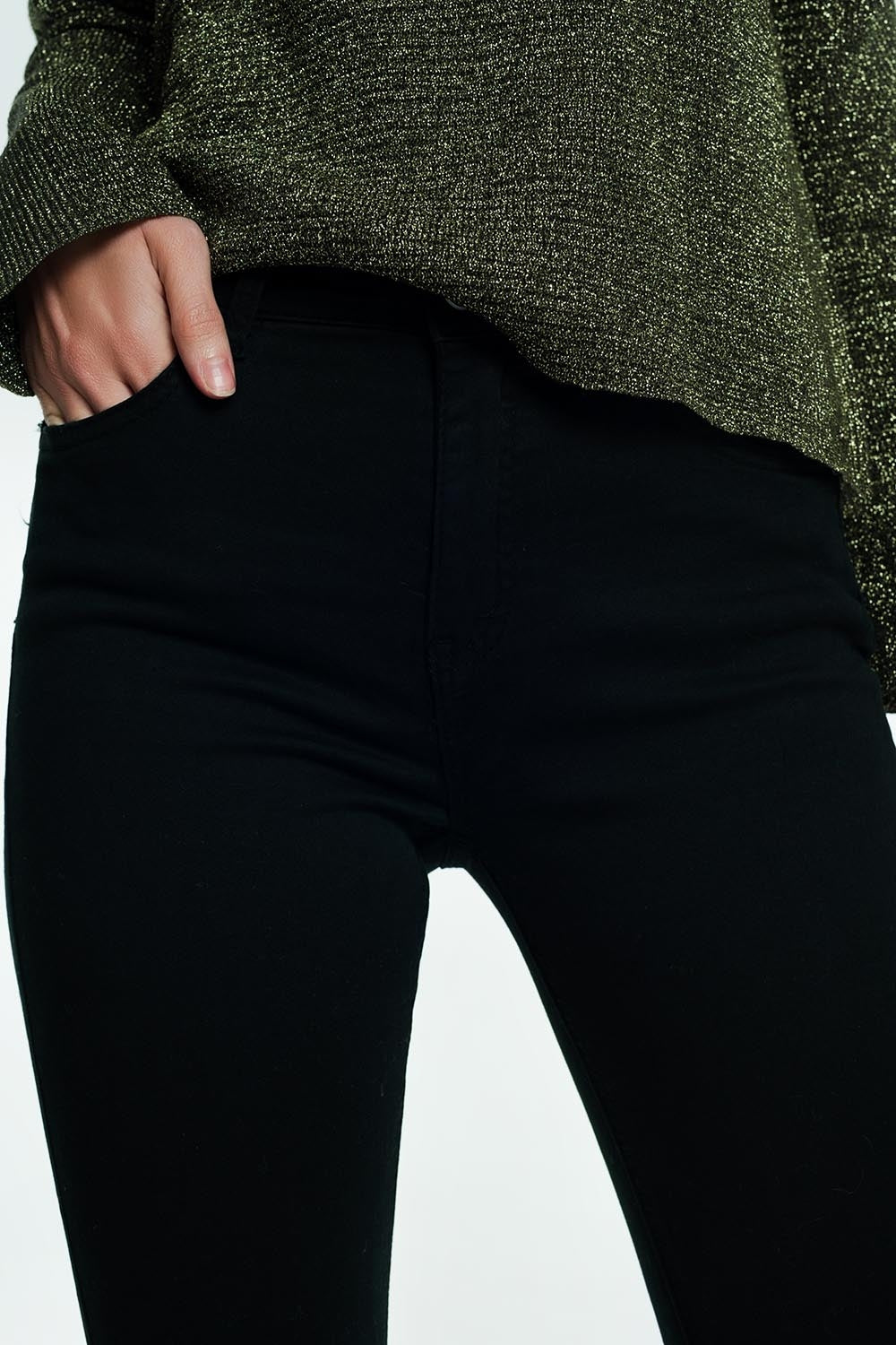 Jeans acampanados con dobladillo sin rematar en negro Q2