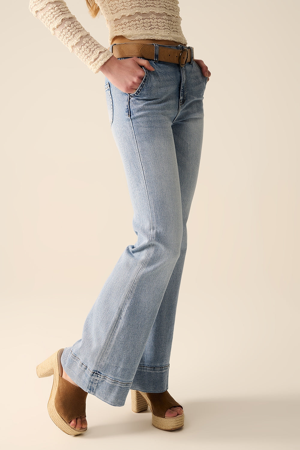 jeans acampanados de lavado claro hechos de denim de alta calidad Q2