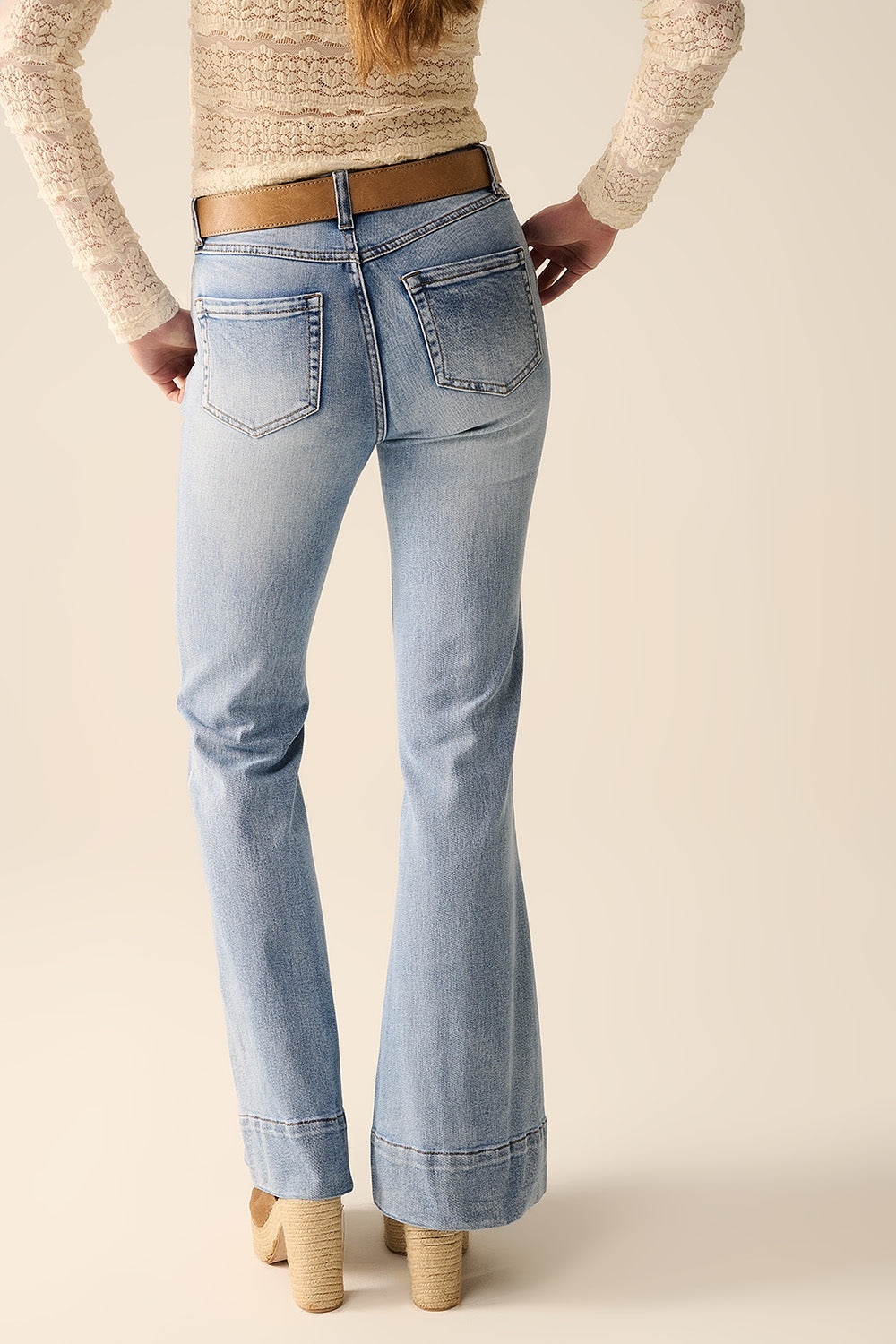 jeans acampanados de lavado claro hechos de denim de alta calidad Q2