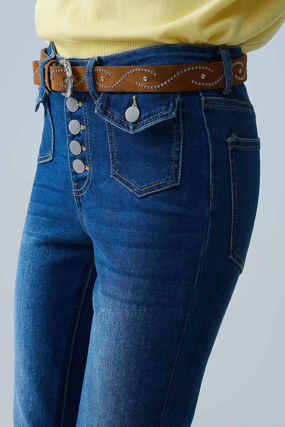 jeans acampanados de lavado medio con bolsillos Q2