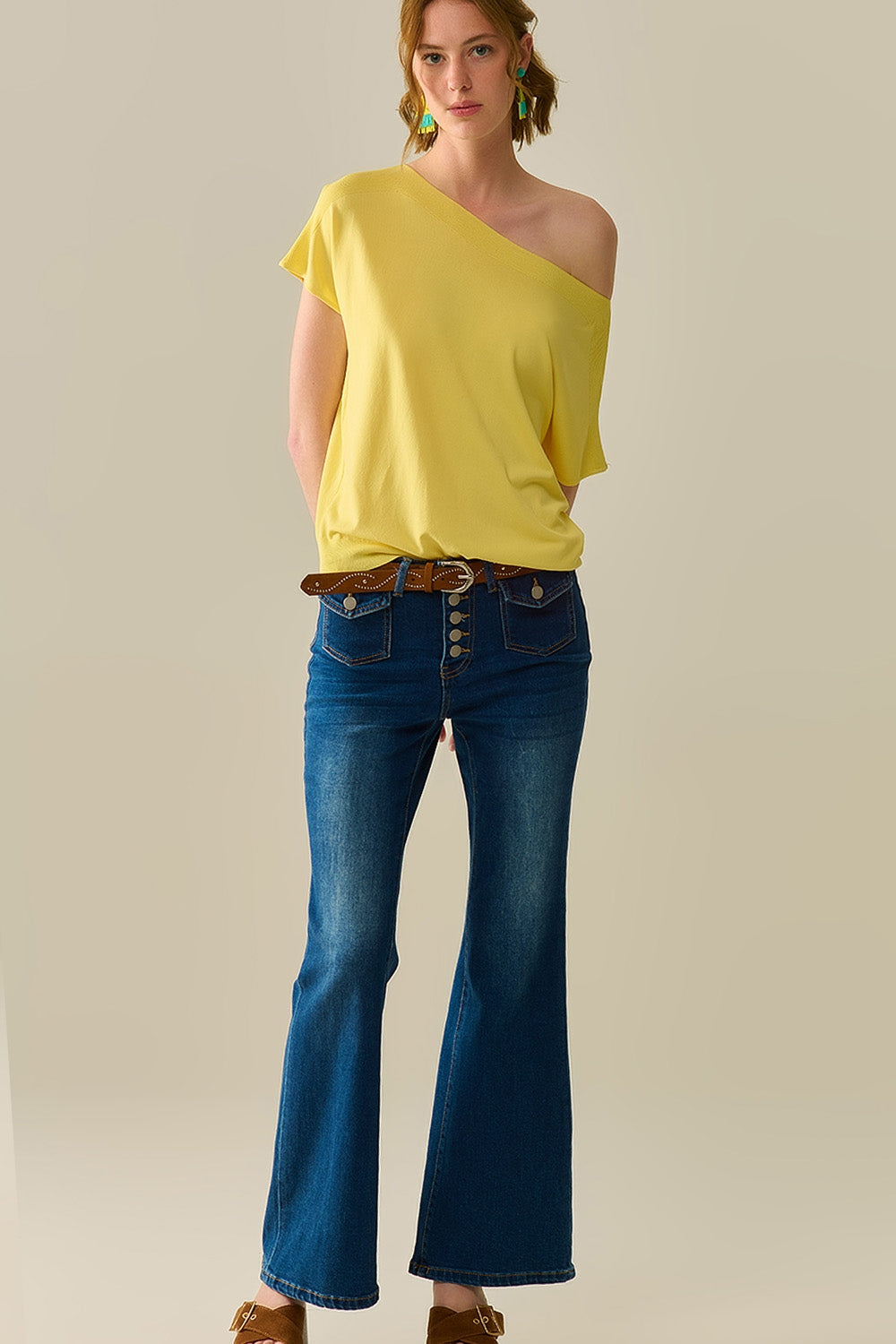 jeans acampanados de lavado medio con bolsillos Q2