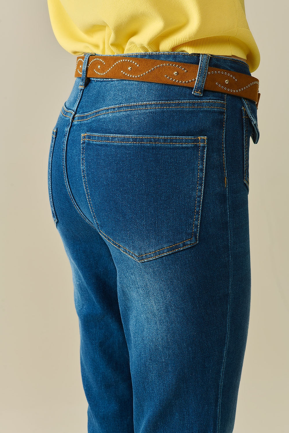 jeans acampanados de lavado medio con bolsillos Q2