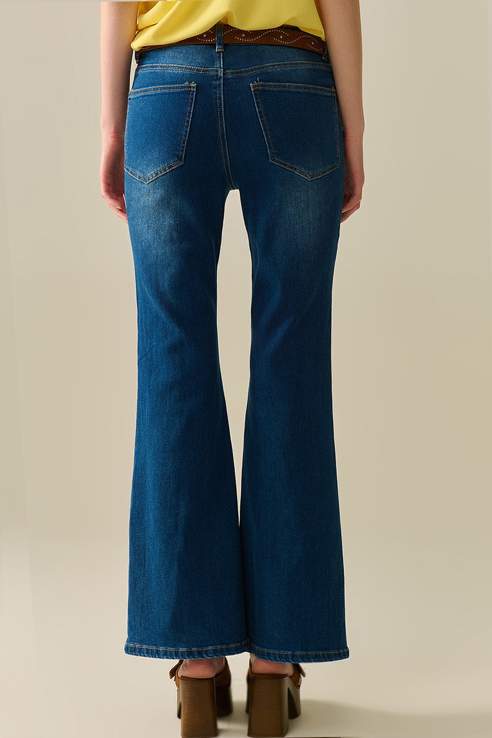 jeans acampanados de lavado medio con bolsillos Q2