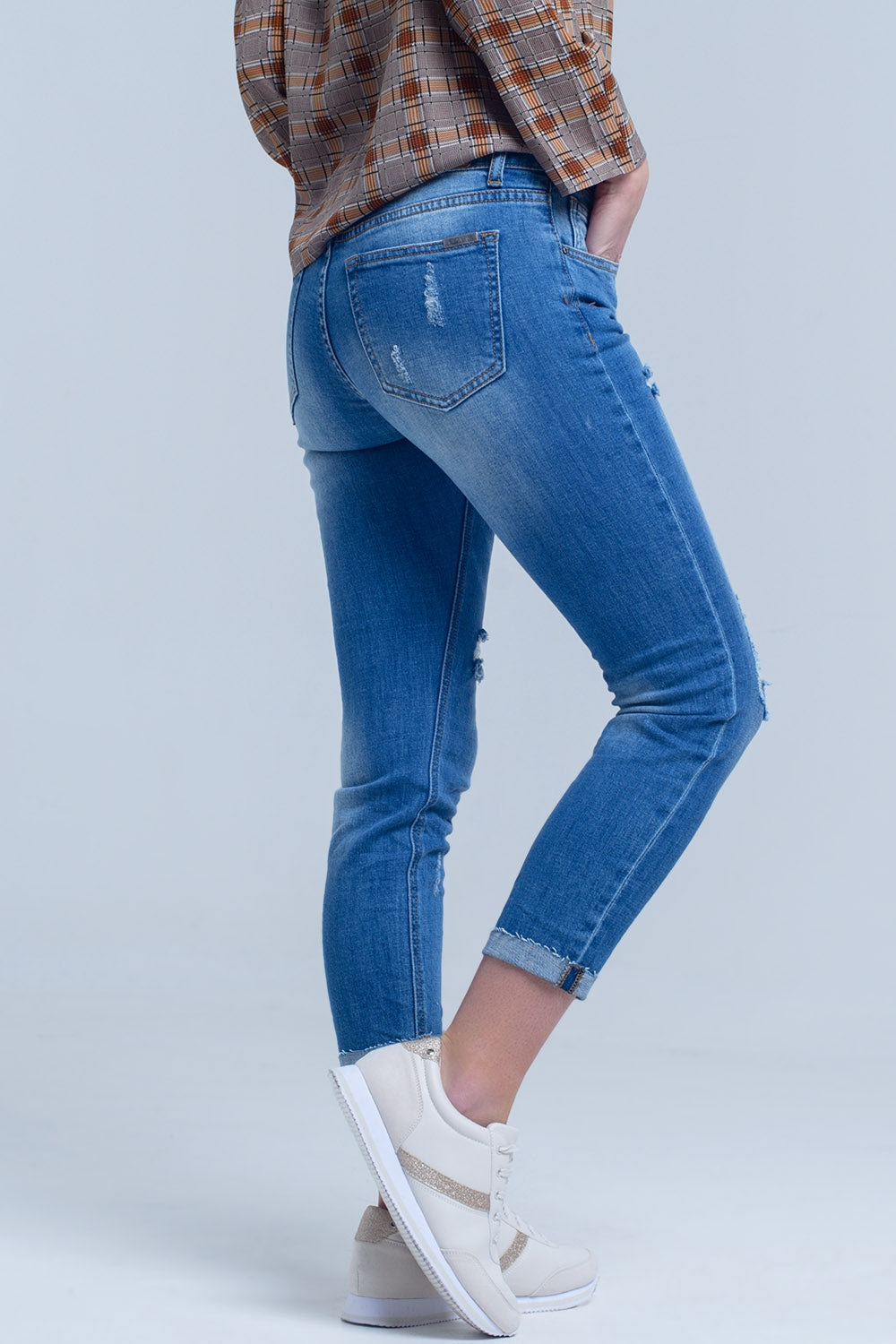 Jeans ajustados con rasgaduras en las piernas Q2