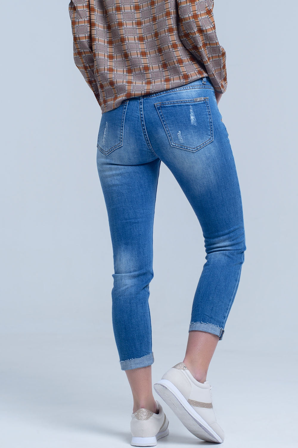 Jeans ajustados con rasgaduras en las piernas Q2