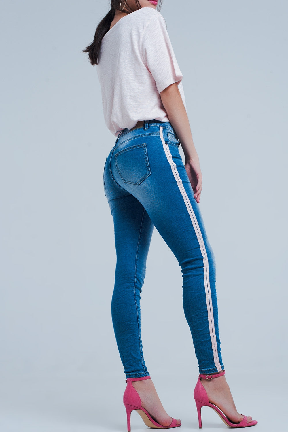 Jeans ajustados con rayas laterales en color rosa Q2