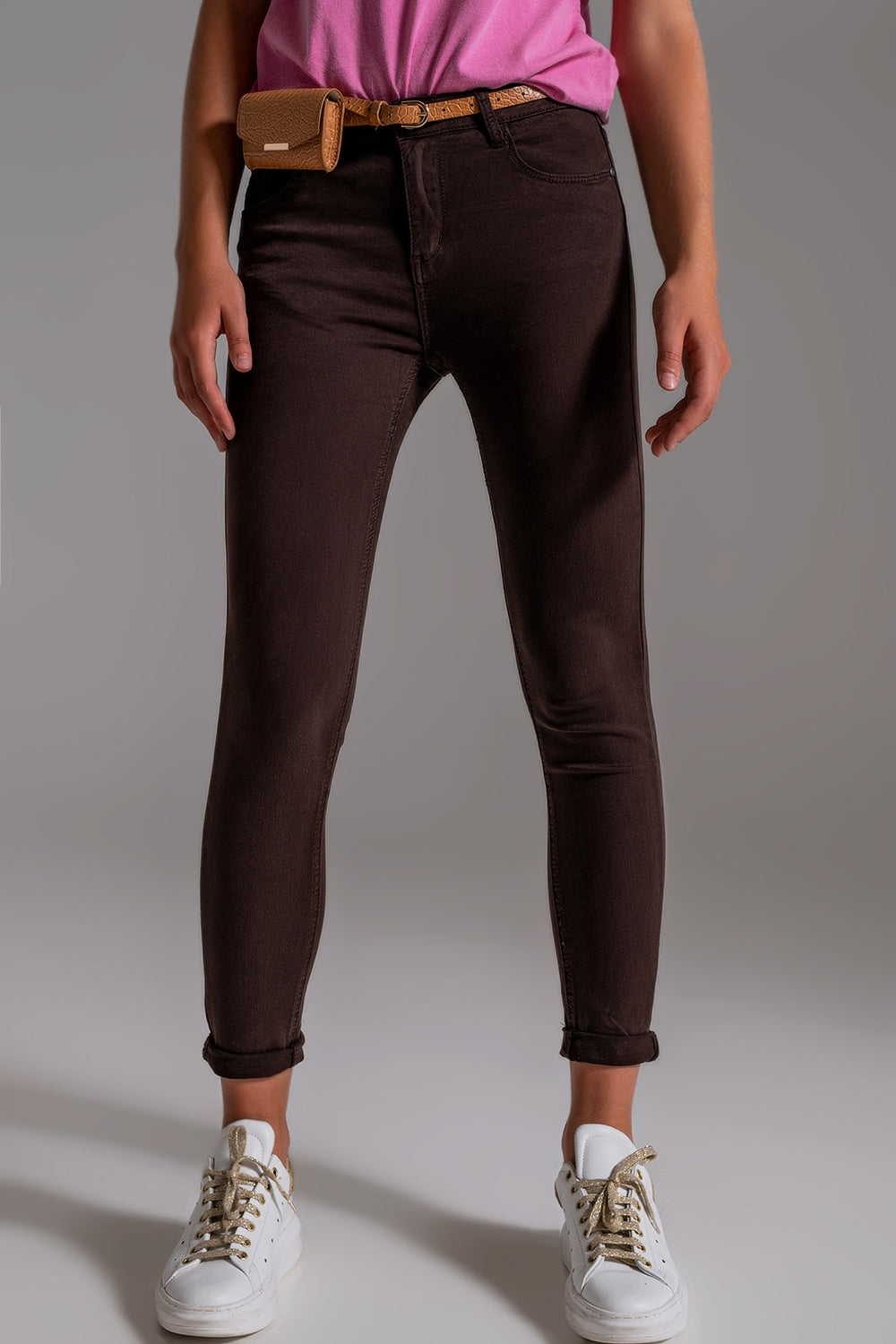 Q2 Jeans ajustados de talle alto en marrón