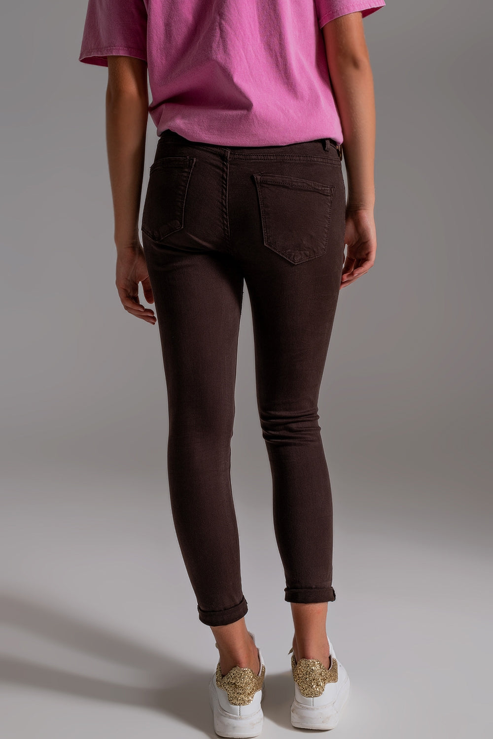 Jeans ajustados de talle alto en marrón Q2