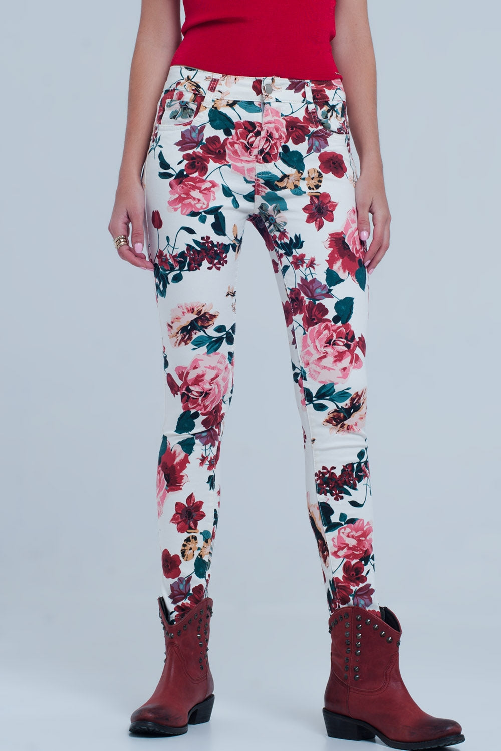Jeans blancos con estampado de rosas Q2
