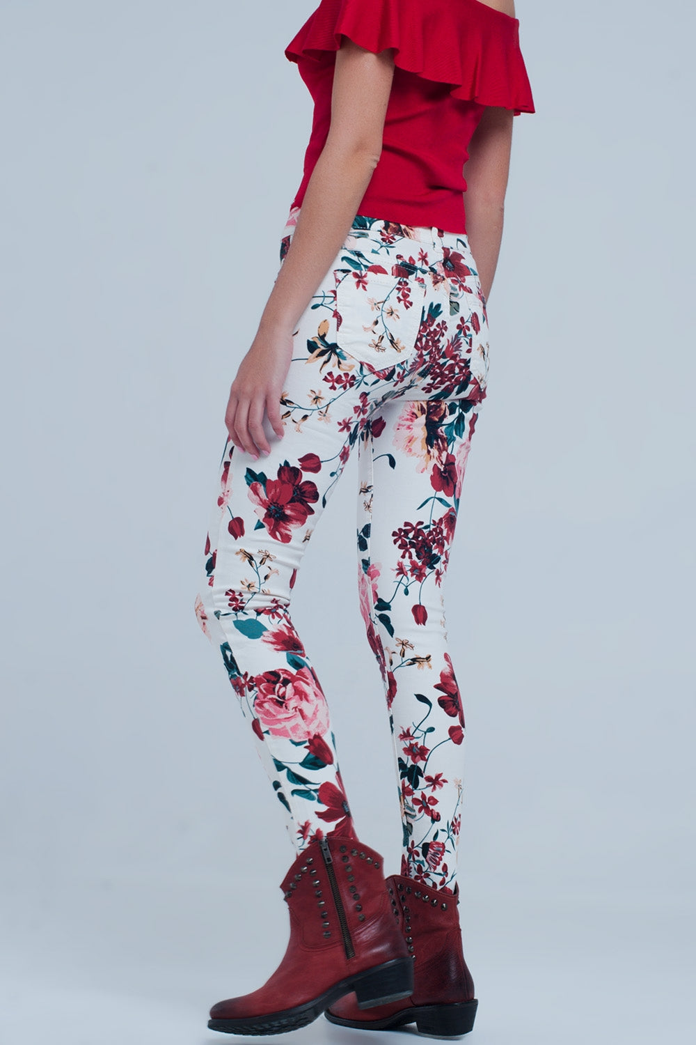 Jeans blancos con estampado de rosas Q2