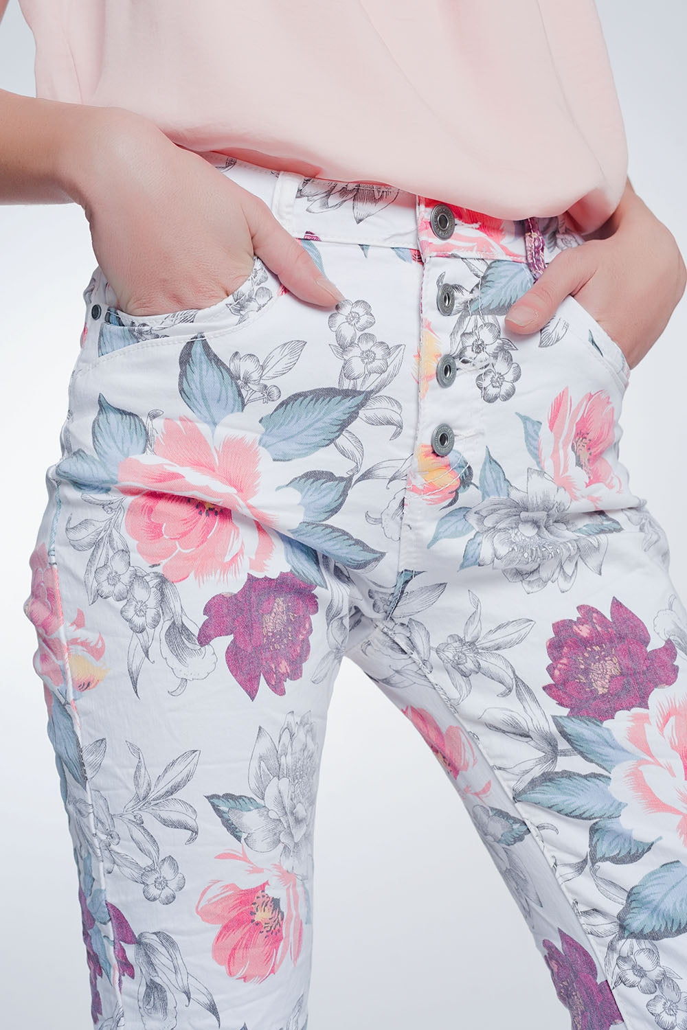 jeans boyfriend blanco con estampado floral Q2