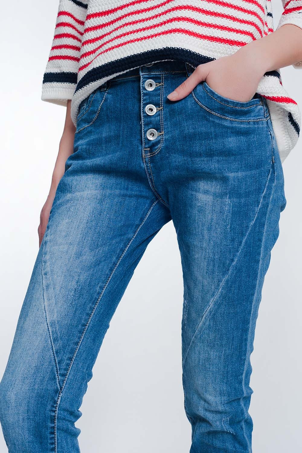 Jeans boyfriend lavado medio con botones Q2