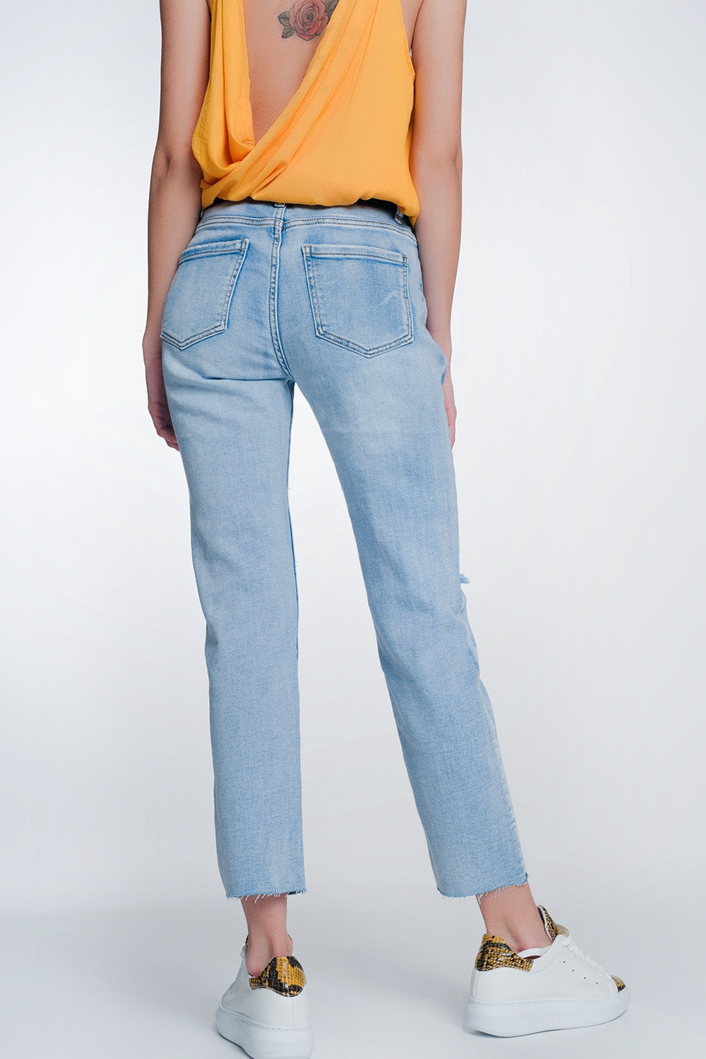Jeans capri de pernera ancha con bajos sin rematar en azul claro Q2
