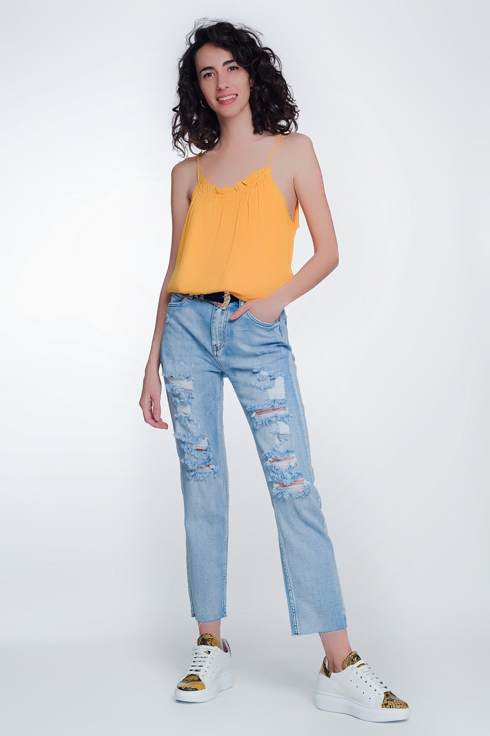 Jeans capri de pernera ancha con bajos sin rematar en azul claro Q2