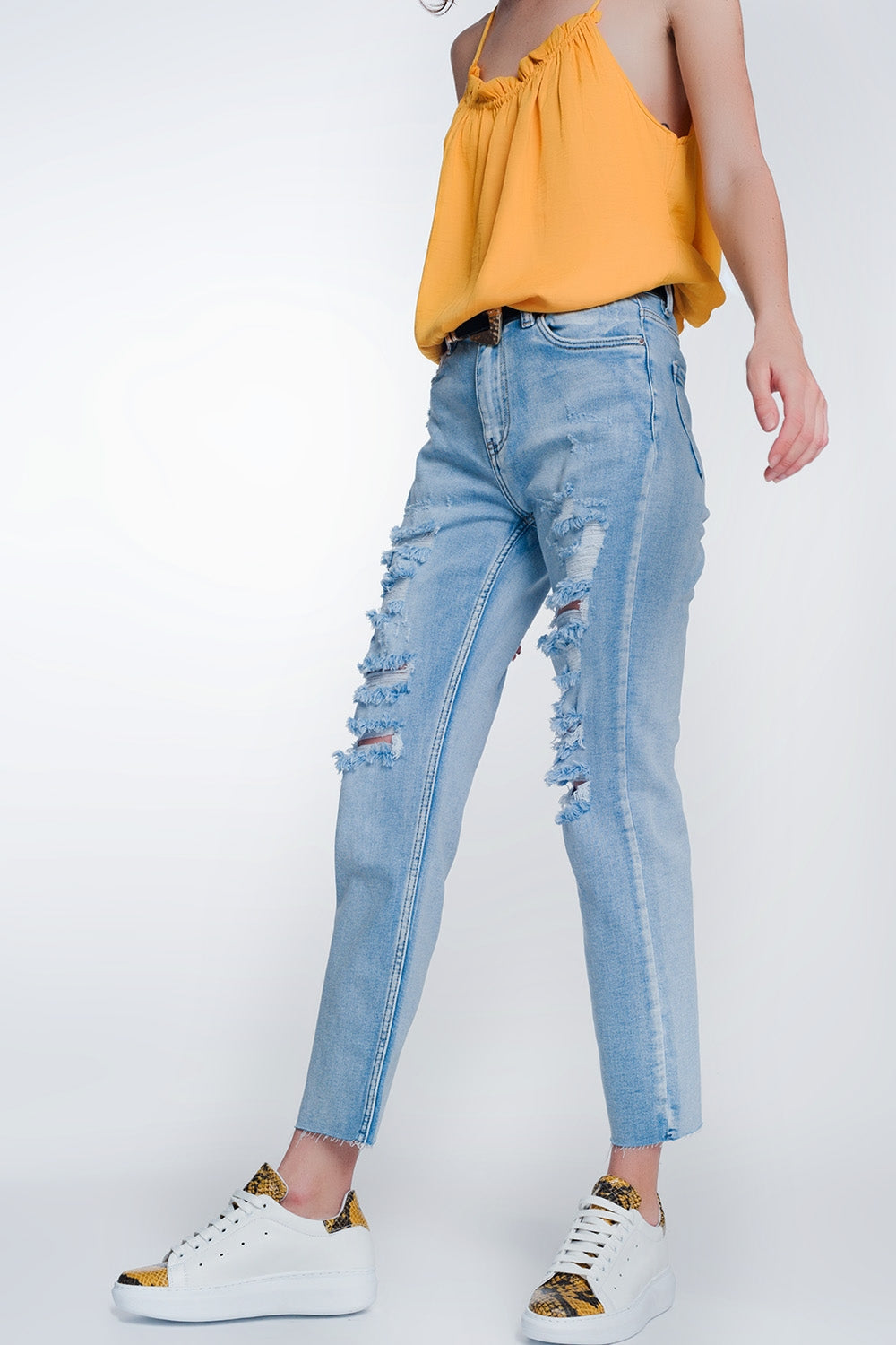 Jeans capri de pernera ancha con bajos sin rematar en azul claro Q2