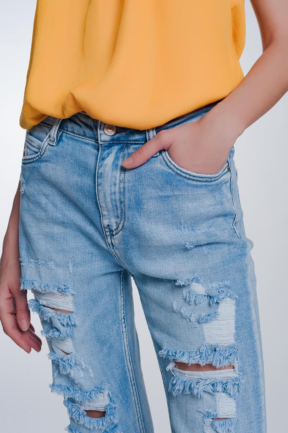 Jeans capri de pernera ancha con bajos sin rematar en azul claro Q2