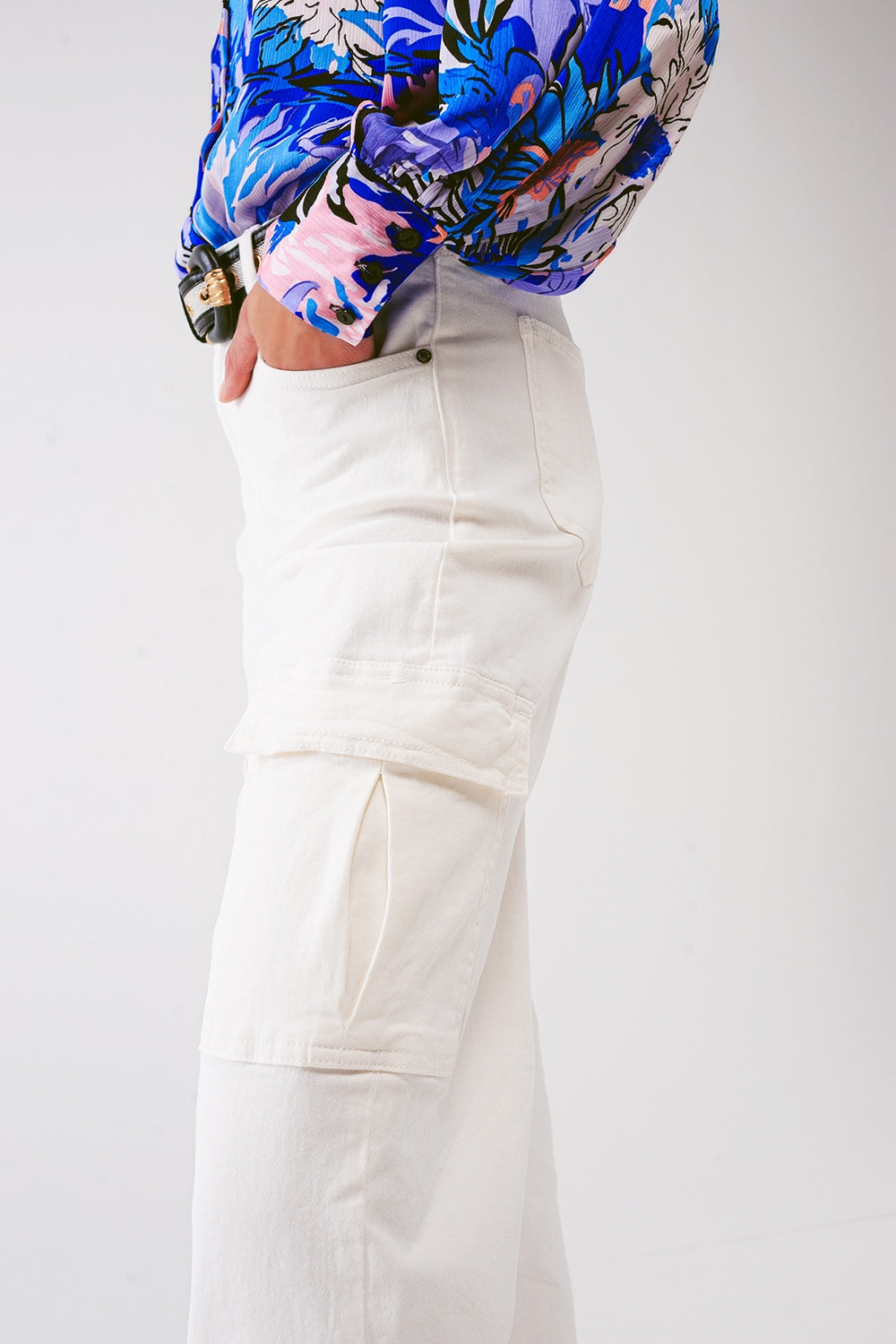 Jeans cargo de pierna recta en blanco Q2