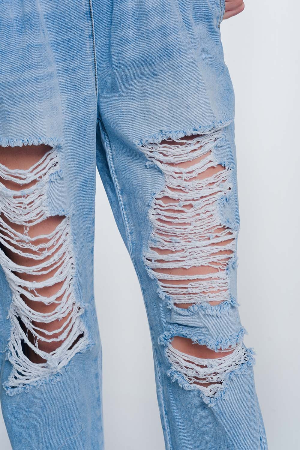 Jeans estilo jogger rasgados en color claro Q2