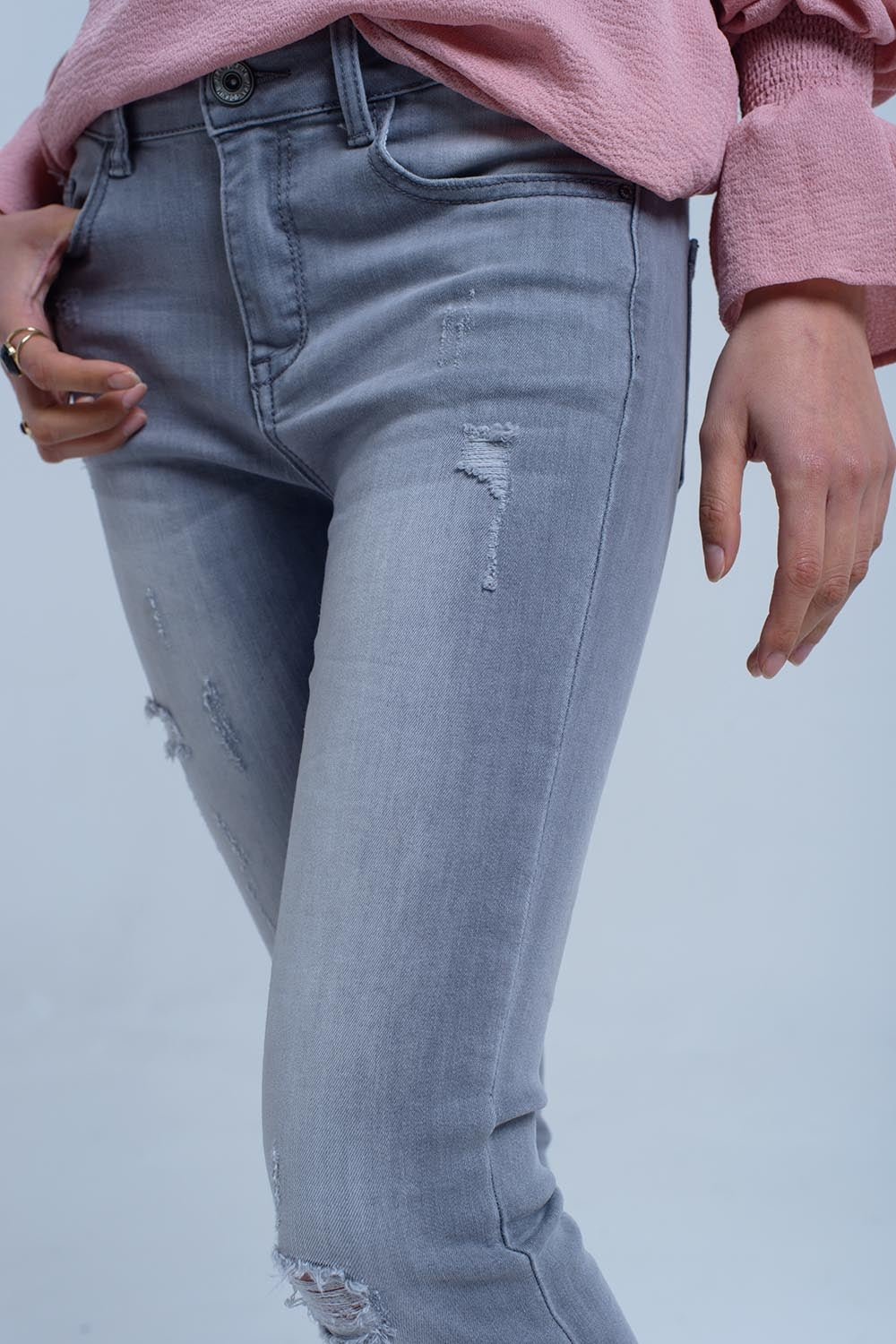 Jeans grises con detalle de rasgaduras Q2