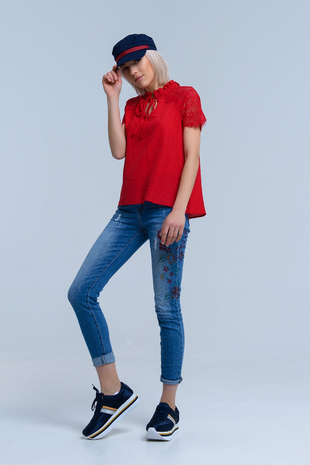 Q2 Jeans pitillo con flores pintadas