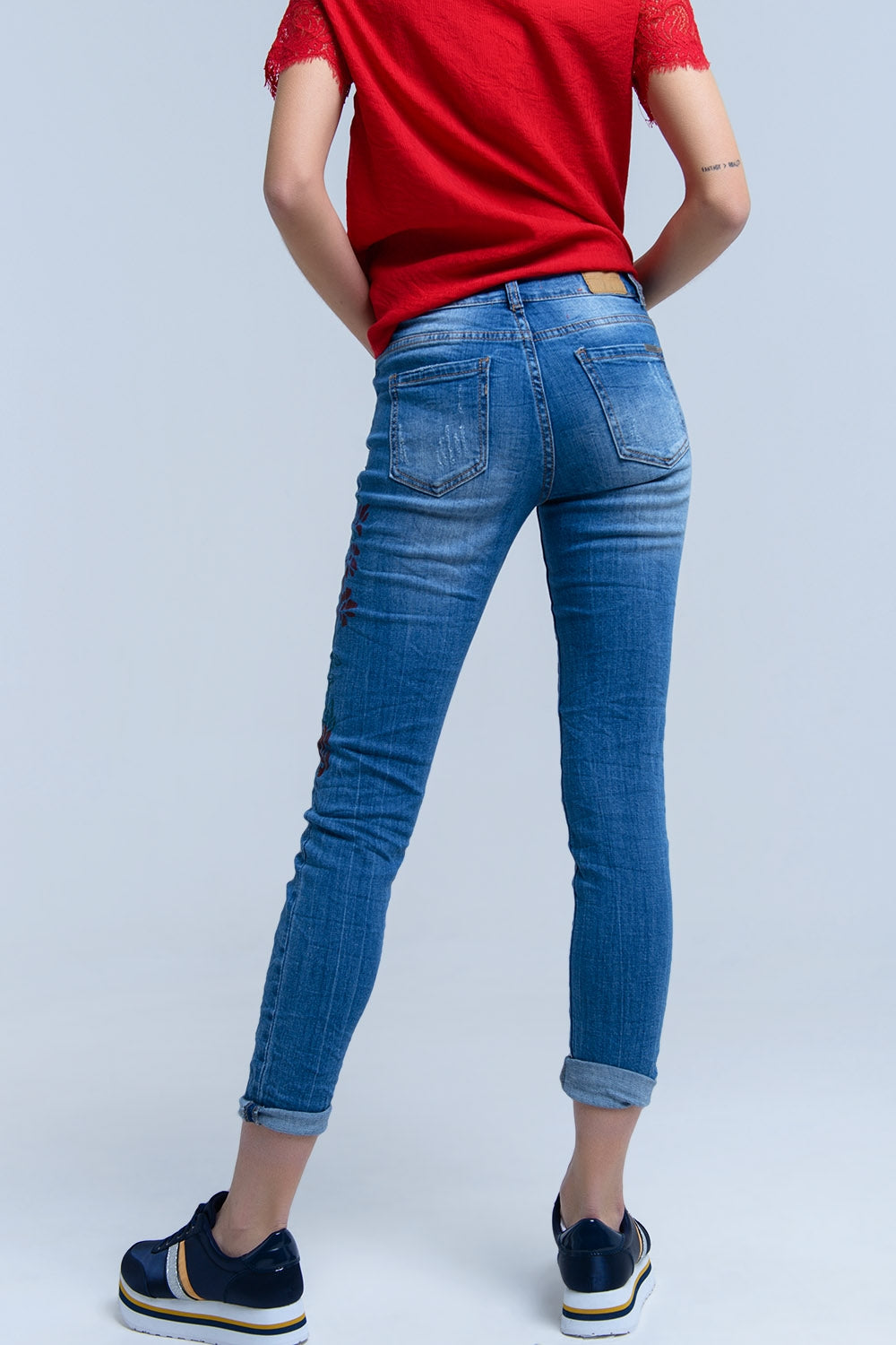 Jeans pitillo con flores pintadas Q2