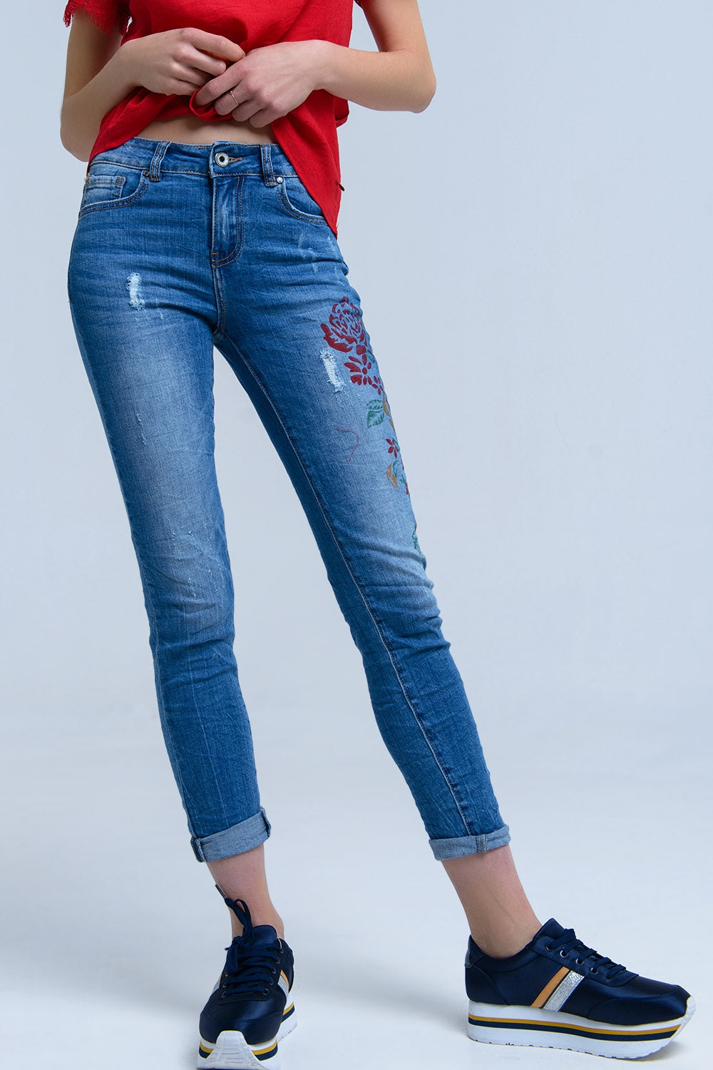 Jeans pitillo con flores pintadas Q2
