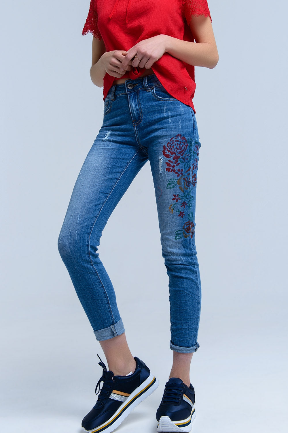 Jeans pitillo con flores pintadas Q2