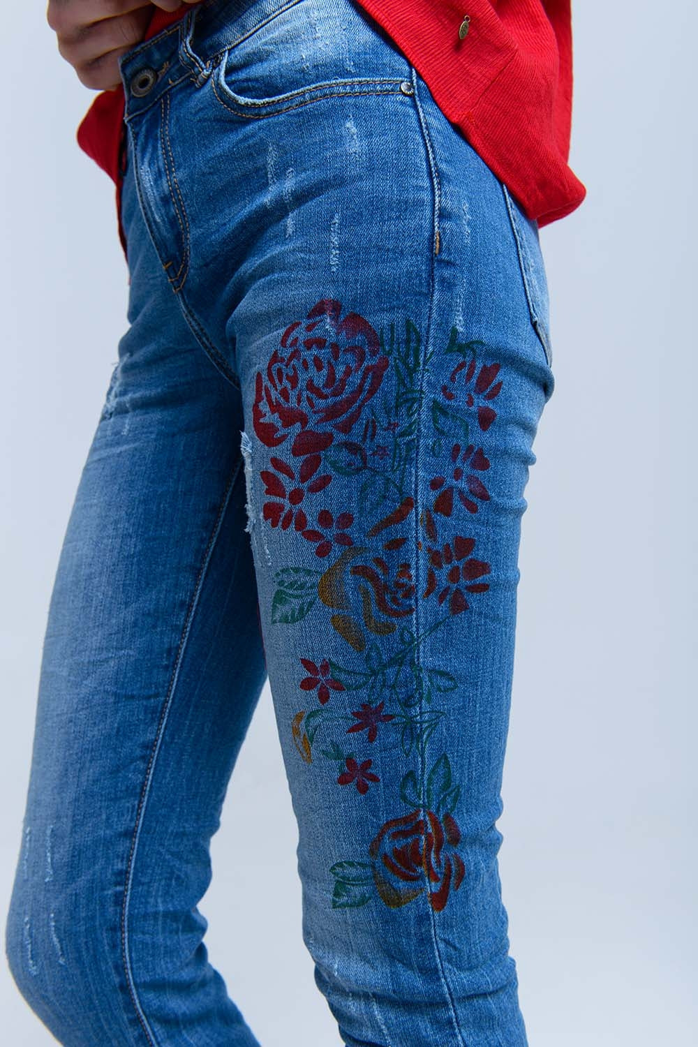Jeans pitillo con flores pintadas Q2