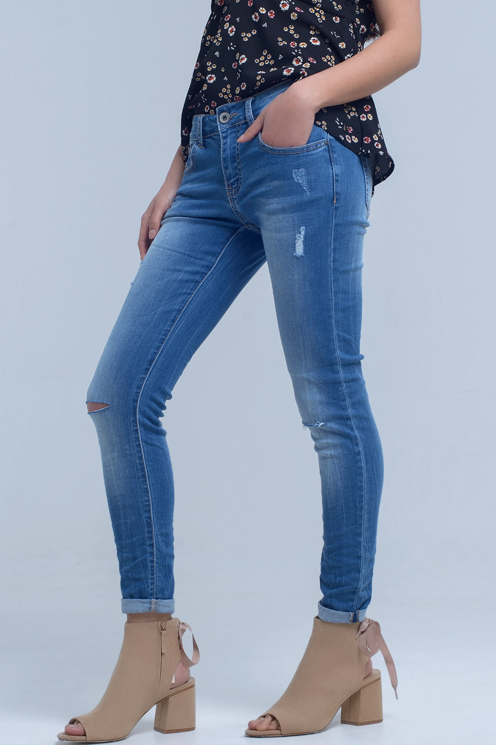 Jeans skinny con rodillas rasgadas Q2
