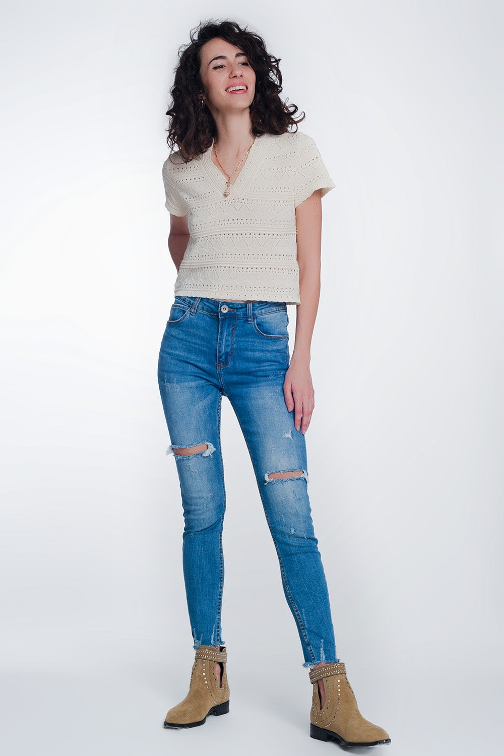 Jeans super ajustados con rotos en la rodilla y el bajo Q2