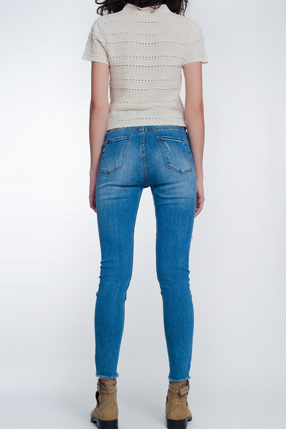 Jeans super ajustados con rotos en la rodilla y el bajo Q2